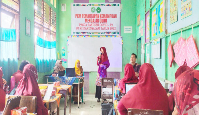 TIM UPP LAKSANAKAN PKM PEMANTAPAN KEMAMPUAN MENGAJAR GURU PASCA PANDEMI COVID-19 DI MI DARUSSALAM
